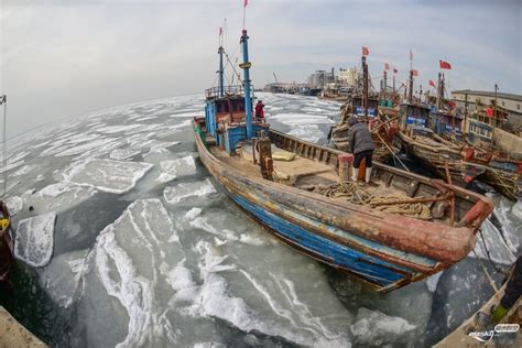 山东莱州湾海冰初现 俯瞰渔船穿行“冰海”超壮观 - 今日新闻 梅州时空