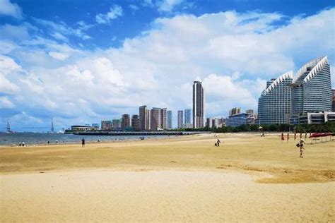 明粤荟酒店位置湛江市中心，面向海滨泳场，市民茶余饭后的休闲胜地