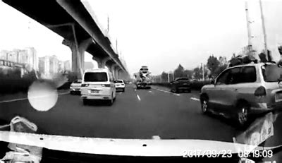 南京浦口区SUV变道被撞翻视频截图 交警正在调查-闽南网