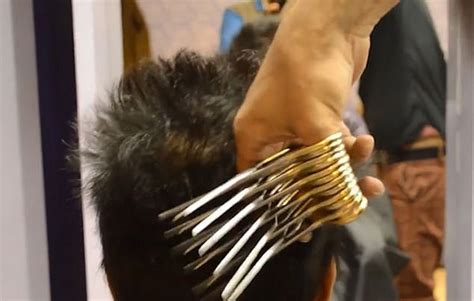 绝活儿！巴基斯坦理发师同时用27把剪刀理发_博览_环球网