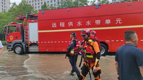 陕西救援队抵郑州，救出被困车中20小时的一家四口_凤凰网视频_凤凰网