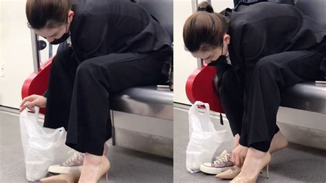 女子在地铁上脱下帆布鞋，下秒拿出高跟鞋默默换上：为了生活努力_腾讯视频