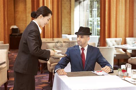 酒店服务餐厅服务员给客人上菜高清图片下载-正版图片501420397-摄图网