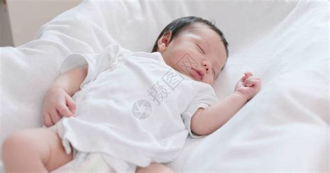 刚出生的婴儿睡在床上高清图片下载-正版图片503058814-摄图网