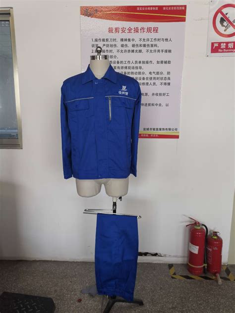 圣巧依作为工作服定制厂家为扬州聚鼎涂装科技有限公司定制工作服,圣巧依