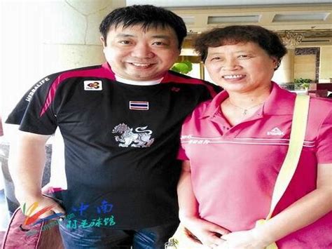 前国羽总教练李永波现状：56岁面容很沧桑，妻子仍身材傲人！