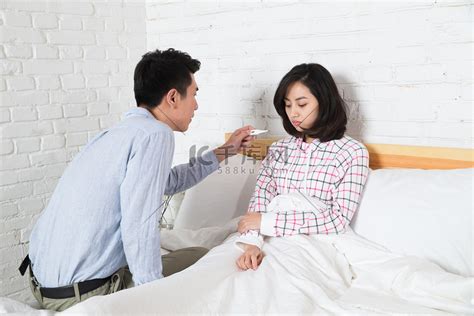 青年男人照顾生病的女朋友高清摄影大图-千库网