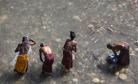 印度街头普通人当众洗澡 不在恒河边一样悲催
