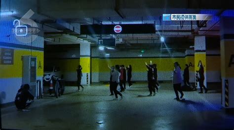 美国当地居民学华人跳广场舞：“慢半拍”认真跟跳_凤凰网视频_凤凰网