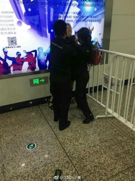 女子地铁拒绝安检并殴打女安检员 两保洁人员劝阻_社会_环球网
