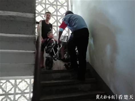 老人坐轮椅出院回家 众人合力抬她上5楼_凤凰湖北