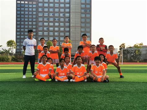 民众学校小学女子足球队再获光明区联赛冠军 _读特新闻客户端