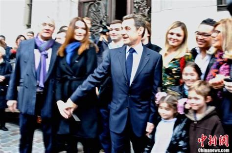 法国女市长拒行贴面礼 称要像男人一样握手打招呼|法国|女市长|贴面礼_新浪新闻
