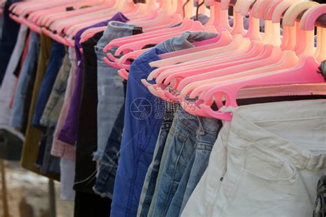 在二手店或旧货店的货架上为男士女士和儿童提供大量不同的二手衣服时装业浪高清图片下载-正版图片504013967-摄图网