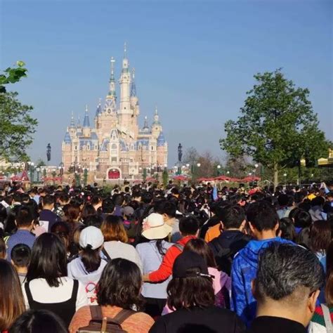 现场图文｜上海迪士尼乐园恢复运营首日，部分游乐项目排队仅5～10分钟_手机新浪网
