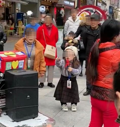 父亲带6岁双胞胎萝莉卖唱 成冬日福州街头风景线-社会- 东南网