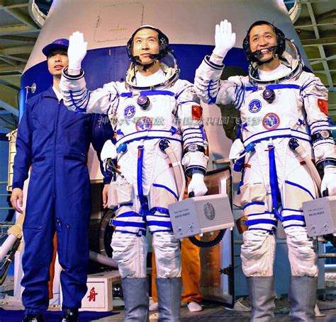 神十四发射成功，三名航天员一飞冲天，他们是什么学历？揭晓了|航天员|蔡旭哲|学历_新浪新闻