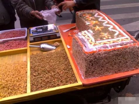 街头看到新疆切糕，准备买20元的尝尝，老板一刀下去价格出乎意料~这是一个悲伤的故事