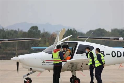 中国新一代初级教练机AG100首飞成功-中国民航网