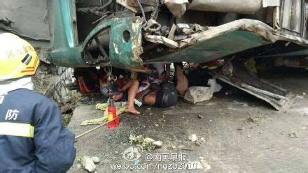 广西南宁市又发生一起惊险车祸，位于邕江大桥，现场令人触目惊心_广西互联网新闻_小兔兔网络