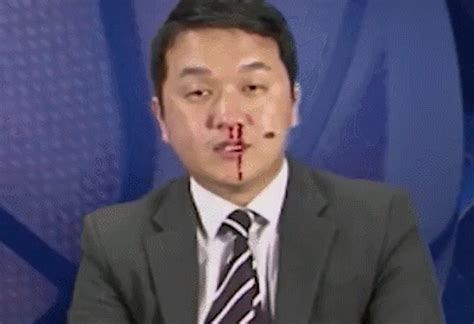韩国主播做节目时鼻血狂流，神情淡定继续解说