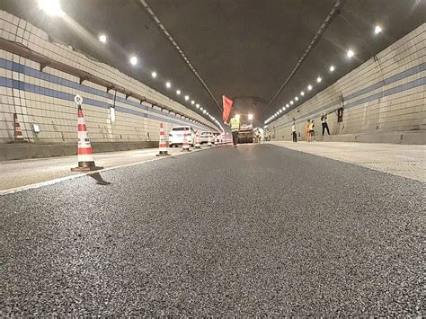 惠州高速公路佛祖坳隧道超薄沥青混凝土磨耗层正式施工摊铺