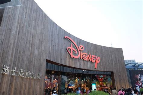 2023上海迪士尼旗舰店（陆家嘴店）购物,从天桥上俯瞰迪斯尼旗舰店，...【去哪儿攻略】