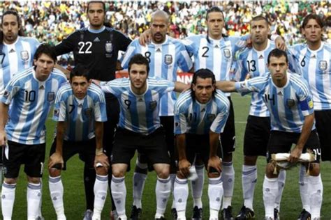 梅西捧起冠军奖杯 阿根廷队击败巴西队夺得美洲杯冠军_手机新浪网