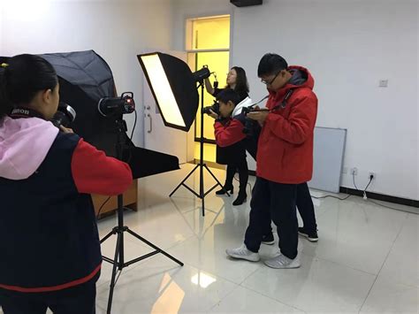 中关村外国语学校媒介素养班开展校园摄影展创作实践活动