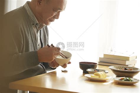 独自生活吃饭的老人高清图片下载-正版图片502157172-摄图网