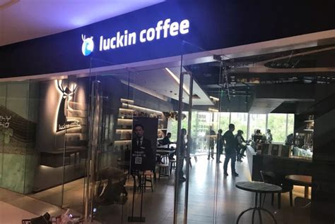 瑞幸咖啡新加坡两店齐开：排队15-30分钟、生椰拿铁点单率较高，迈出全球化的第一步 | Foodaily每日食品