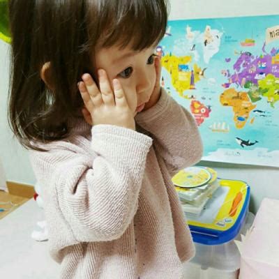 甜美女生头像小孩搞怪