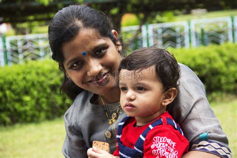 快乐的印度妈妈带着儿子在公园玩耍高清图片下载-正版图片303482070-摄图网