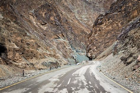 喜马拉雅山的道路上石头凯恩斯拉达克,查谟克什米尔,印度喜马拉雅山的公路,印度高清图片下载-正版图片300150397-摄图网