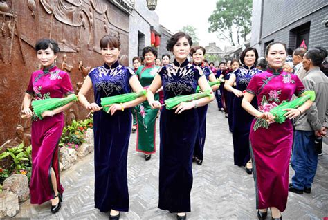 安徽亳州：600名“佳丽”老街秀旗袍-荔枝网图片