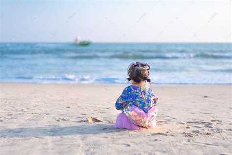 海滩一种孤单的女人坐在海边长椅上看着大海快乐的高清图片下载-正版图片307768874-摄图网