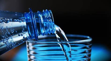 纯净水喝多了对身体不好？关于喝水的这3个问题，很多人做错了！_饮水