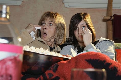 两个女人在看一部悲伤的电影高清图片下载-正版图片504774212-摄图网