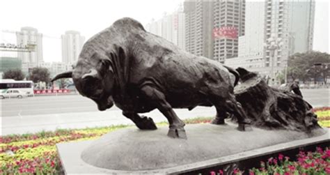 深圳街头的“拓荒牛”雕塑（图） - 资材资讯 - 园林资材网