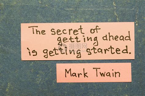 出人头地的秘诀是开始美国著名作家马克吐温用复古纸箱板上的粉红色高清图片下载-正版图片502718029-摄图网