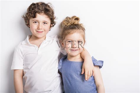 快乐的哥哥和妹妹互相拥抱照片摄影图片_ID:303216509-Veer图库