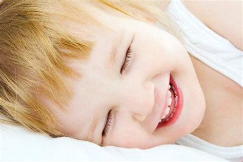梦见婴儿睡觉（孩子睡觉时爱笑）-幼儿百科-魔术铺