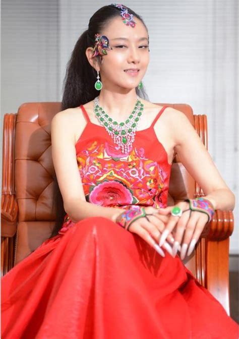 杨丽萍率弟子演出舞台剧《十面埋伏》，她的长指甲是自然生成的