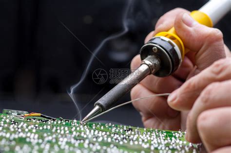 电子设备锡焊件的修理高清图片下载-正版图片504966046-摄图网