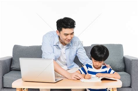 沙发上父亲辅导孩子写作业高清图片下载-正版图片500957522-摄图网