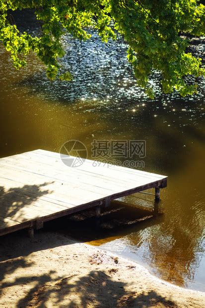 湖对面的小型木桥和桑尼天气高清图片下载-正版图片506734695-摄图网