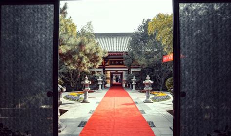 窗外的古色古香的院落高清图片下载_红动中国