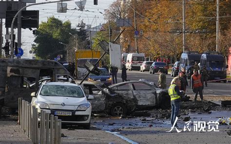 乌克兰基辅爆炸细节画面：汽车街头被炸，民众地铁站避难_凤凰网视频_凤凰网