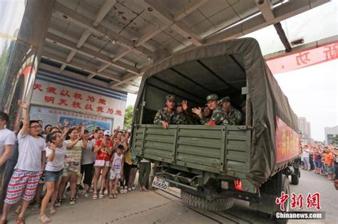 数千市民欢送抗洪抢险部队撤离_手机凤凰网