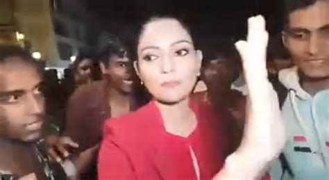 在印度直播中一位女记者受到骚扰的镜头片段-网帖翻译-龙腾网
